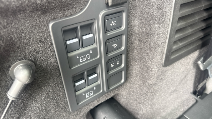 Land Rover Discovery 3.0 D350 Metropolitan Edition 5dr Auto Diesel Station Wagon - Image 32